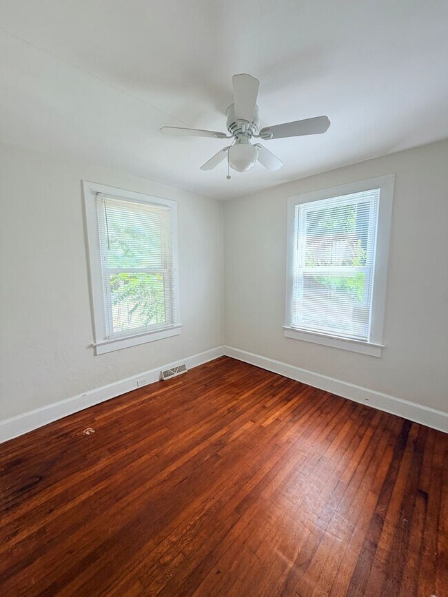 Building Photo - 14 Enka Pine St