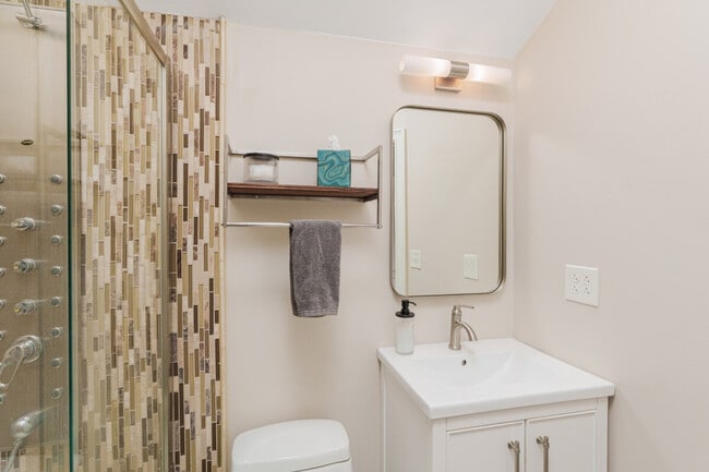 Building Photo - 99 W Circular St