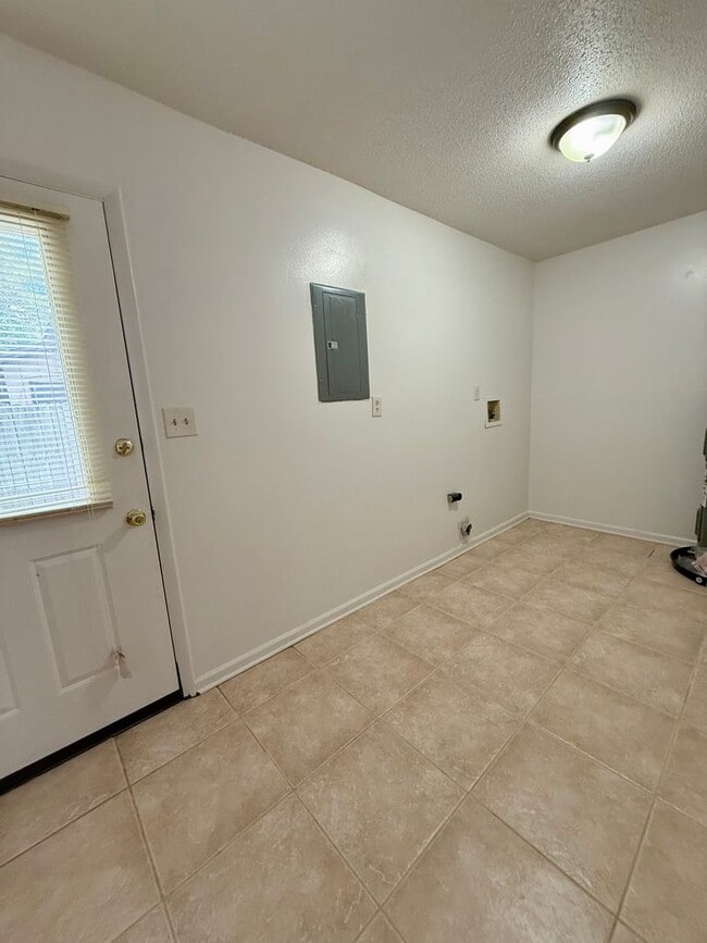 Building Photo - 17 Magnolia Ave SE