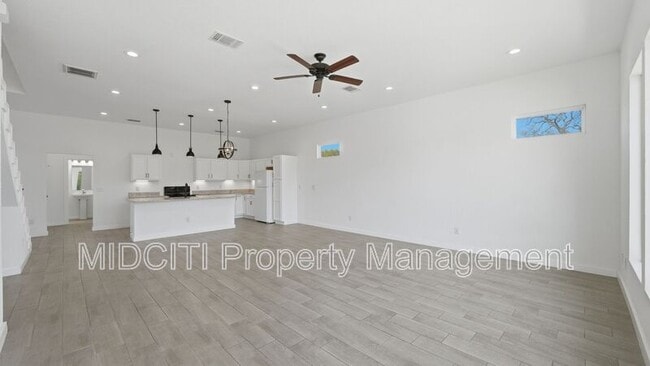 Building Photo - 895 E Mather St