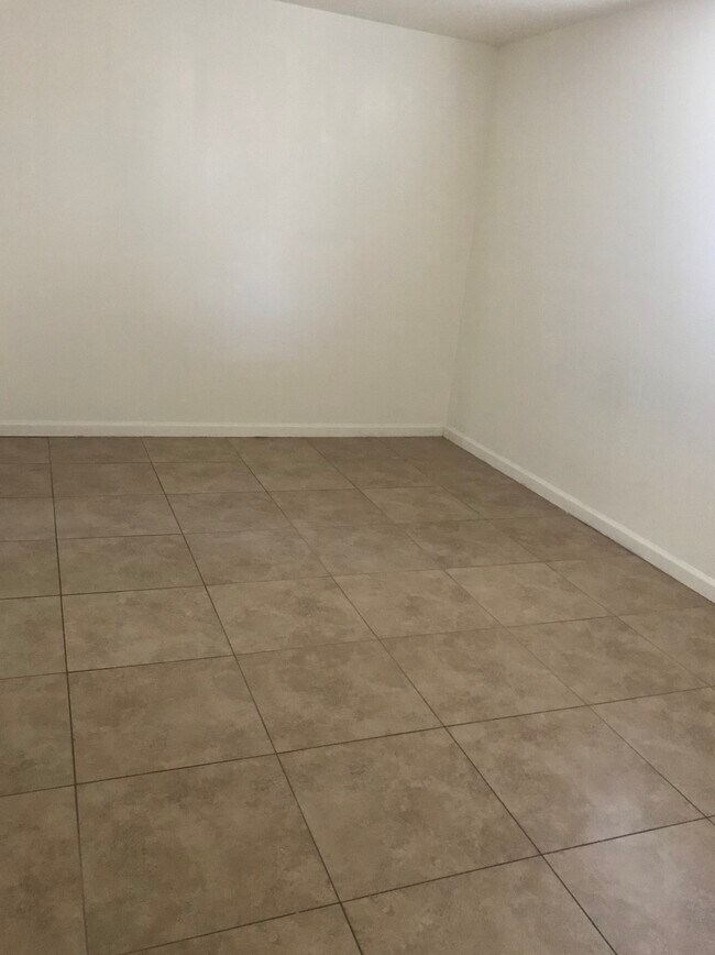 Building Photo - 2503 N Euclid Ave