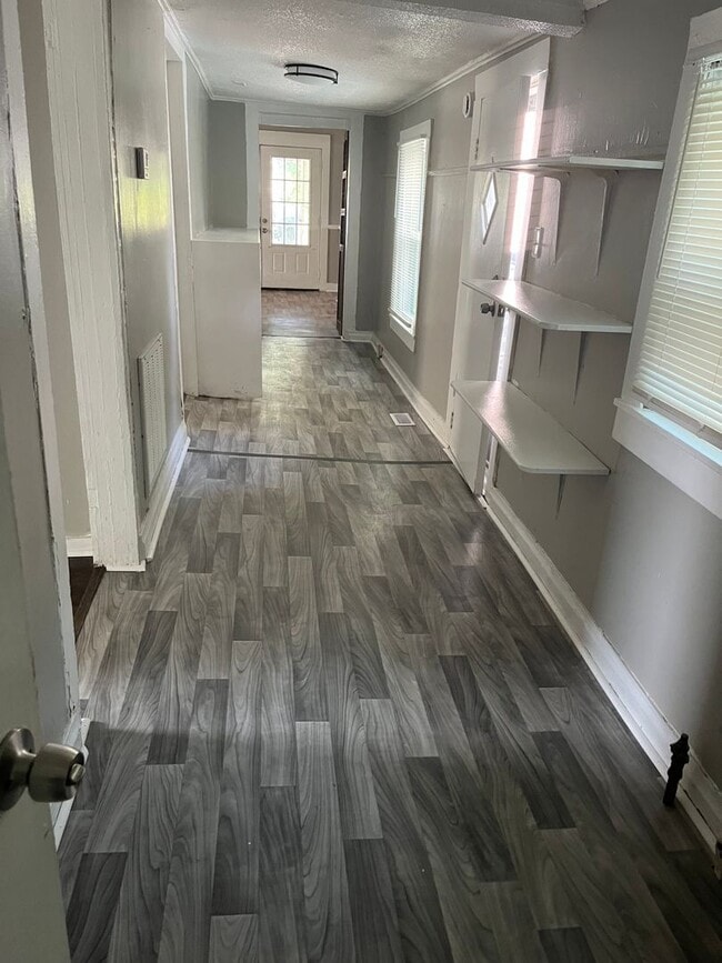 Building Photo - SPACIOUS 3/2 HOUSE!