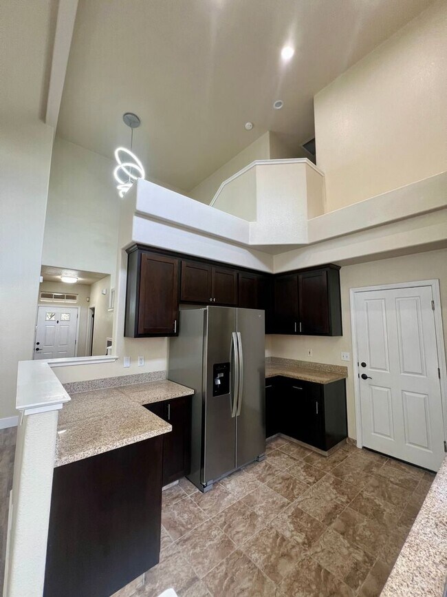 Building Photo - Come check out this lovely 3 bedroom 3 bath home Conveniently located near the Marlow Shopping ce...