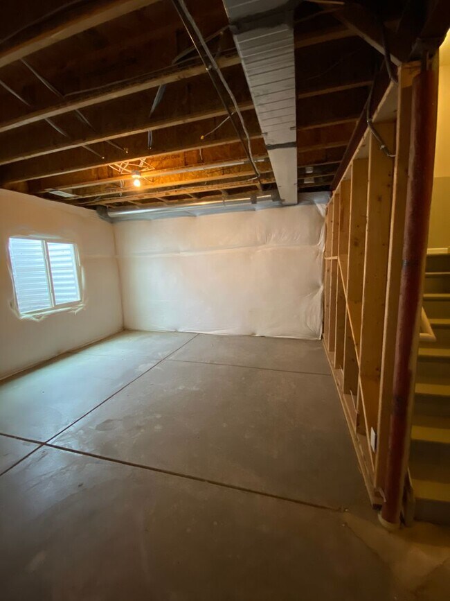 Building Photo - Lovely 4 Bedroom/3 Bathroom Erie Home - Available June!!