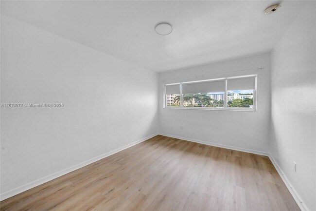 Building Photo - 10001 W Bay Harbor Dr