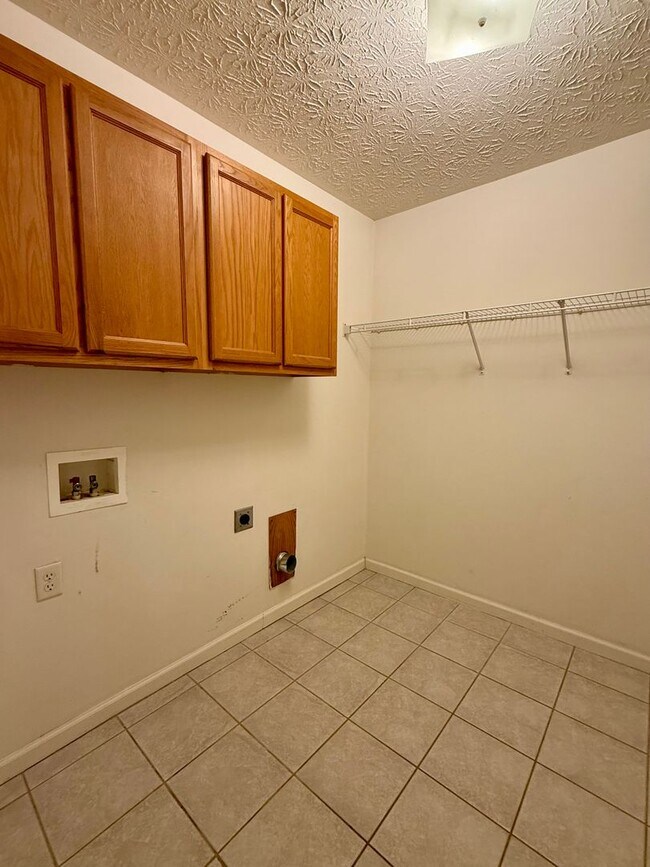 Building Photo - Single Story Gainesville Townhome with Garage