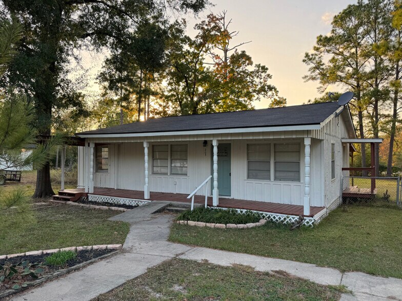 Primary Photo - 203 Shelter Ln