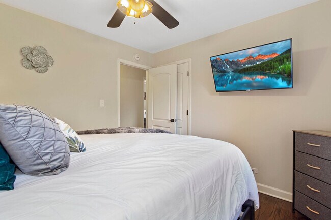 Building Photo - 9471 Sumac Rd