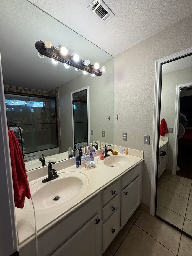 Building Photo - Unique single-story home for lease in the ...