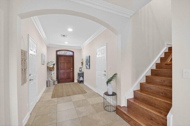 Building Photo - 320 Via Villagio