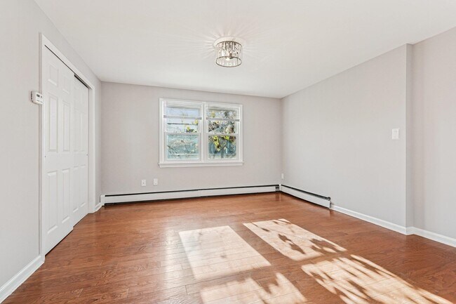 Building Photo - 145 Pleasant Valley Way