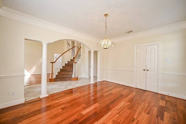 Building Photo - 1547 Lakeside Enclave Dr