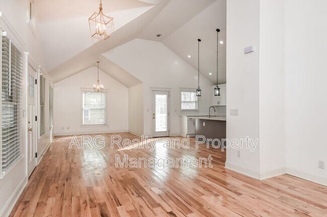 Building Photo - 2215 Lang Dr SW