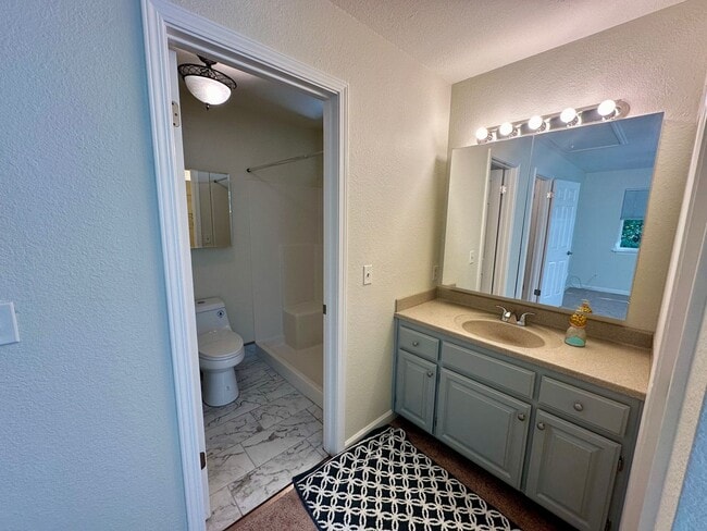 Building Photo - Nice 3 bedroom, 2 bath Home located in his...