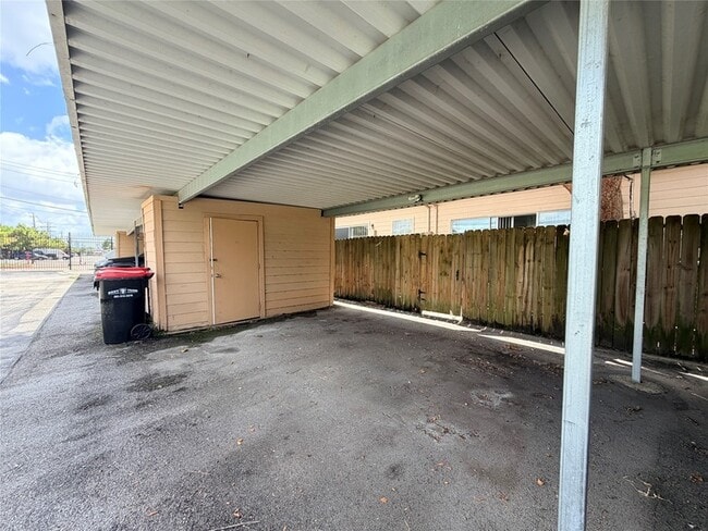 Building Photo - 7700 Creekbend Dr