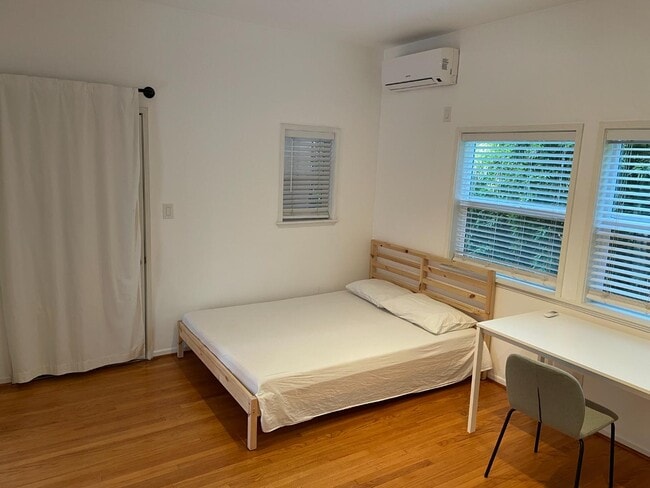 Building Photo - 955 Hyperion Ave