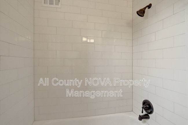 Building Photo - 2238 Farrington Ave