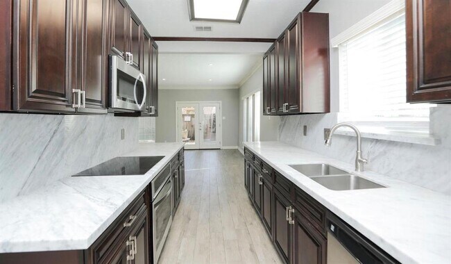 Building Photo - 9400 Doliver Dr
