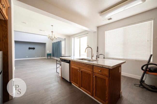 Building Photo - North Clovis Home, 4BR/3.5BA, CUSD - Lots ...