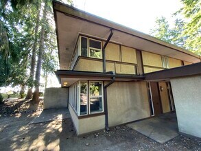 Building Photo - N Tacoma Town home 2bdr 1.5 bath 2 car car...