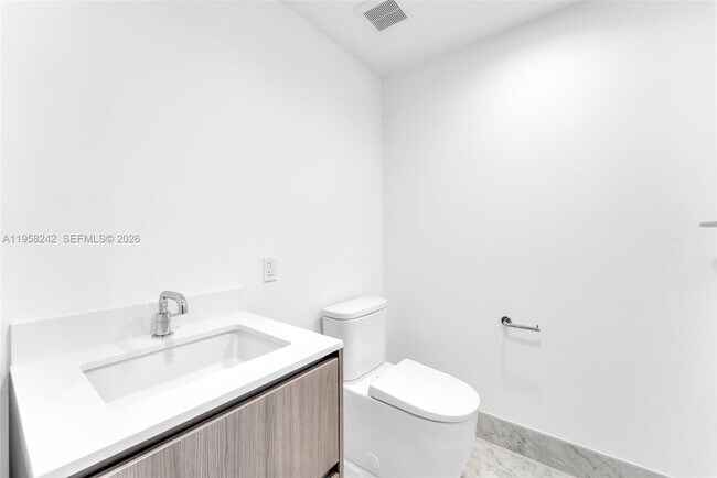 Building Photo - 9201 E Bay Harbor Dr