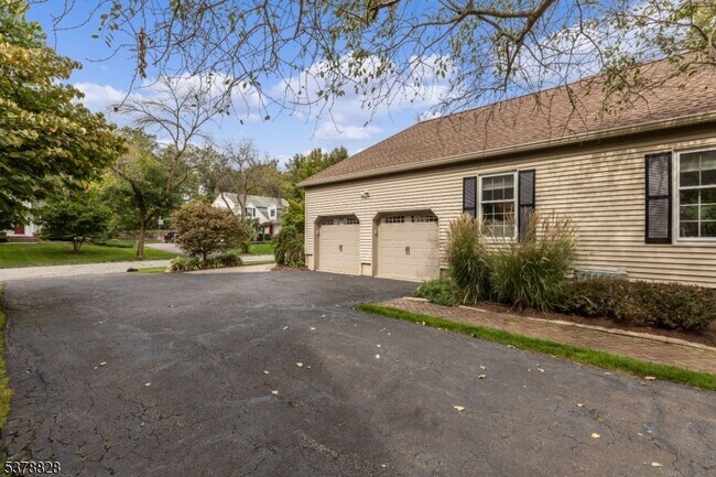 Building Photo - 9 Strawberry Ln