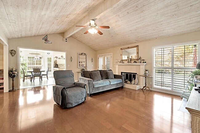 Building Photo - 6733 N Alva Ave