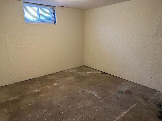 Building Photo - 3 Bed 1 Bath Shadle Park Home - Large Garage
