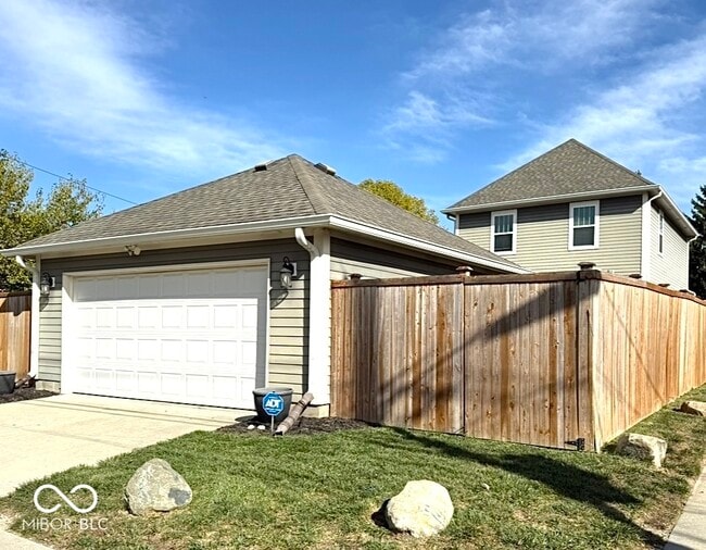 Building Photo - 836 N Beville Ave