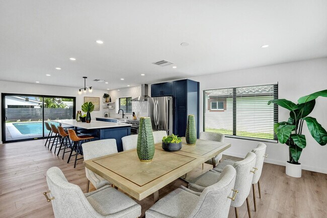 Building Photo - 5501 NE 18th Terrace