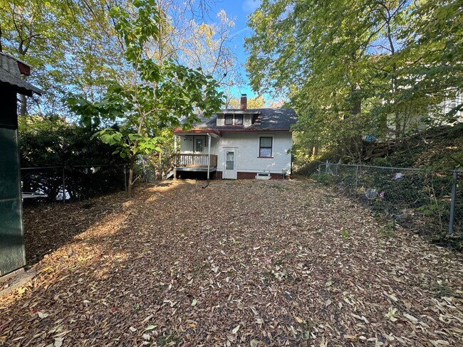 Building Photo - 5 Bedroom Rental in Moline