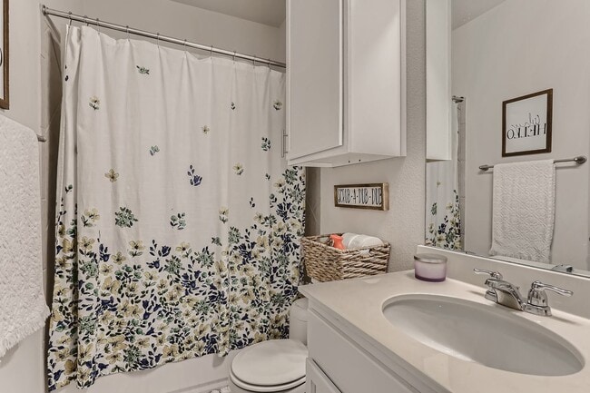 Building Photo - Charming 4BR/2BA One-Level Home with Moder...