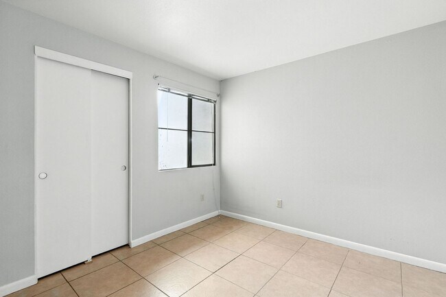 Building Photo - Walking Distance to ASU!