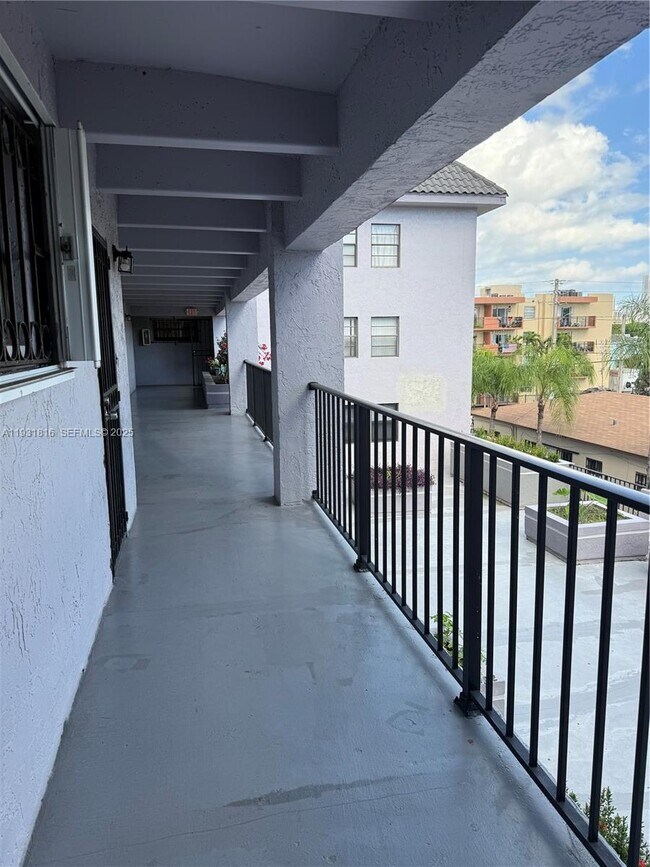 Building Photo - 777 SW 9th Ave