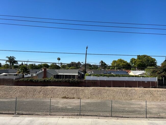 Building Photo - REALLY NICE UPSTRS 1BD 1BA FOR LEASE!