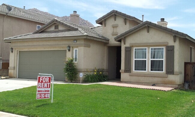 Building Photo - Nice 4 bedroom home close to freeway 215