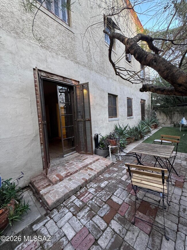 Building Photo - 21 E Corral St