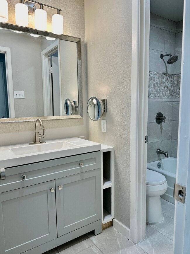 Building Photo - 434 Beverly Dr