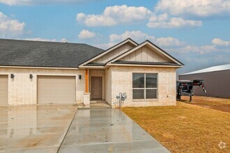Building Photo - For Rent in Bushland!