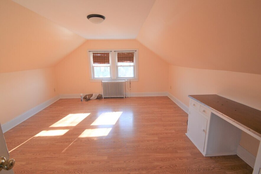 Building Photo - 20 Dixon St