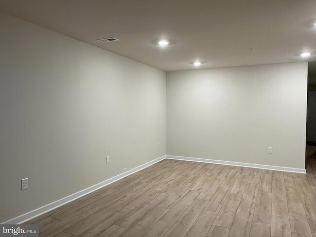 Building Photo - 7620 Clayton Ave