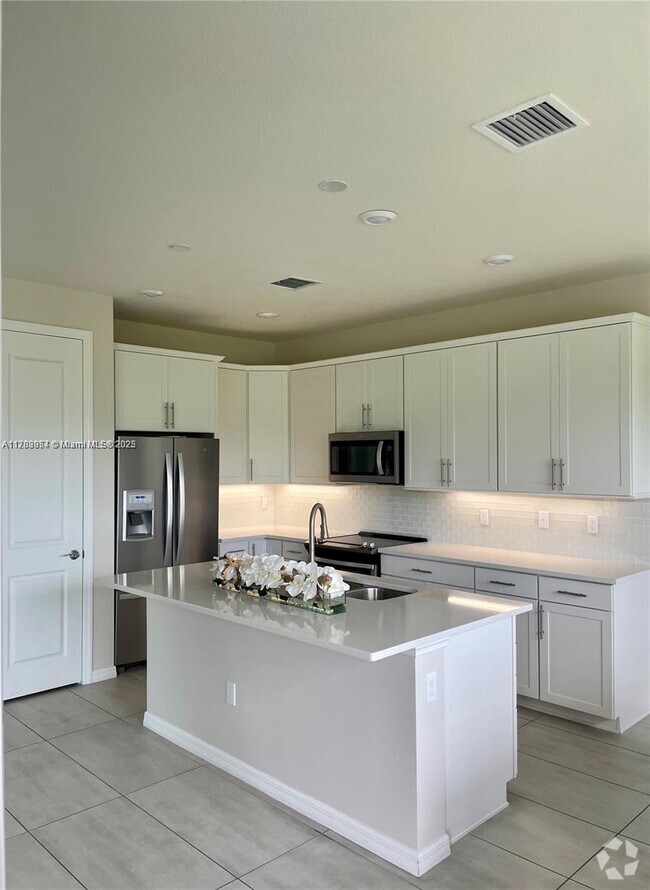 Building Photo - 4615 Greenway Dr