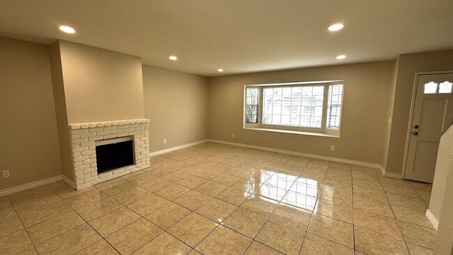 Building Photo - Modern Renovated 3-Bedroom Townhome in Gated Montclair Community | Pet-Friendly | 2-Car Garage | ...