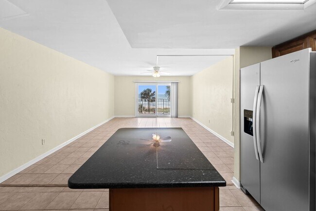 Building Photo - Oceanfront 2 Bedroom Condo with Stunning Views