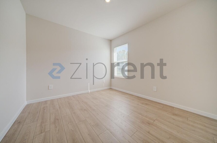 Building Photo - 707 NW 2nd Ln