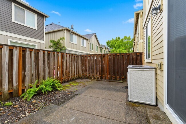 Building Photo - 17208 SW Pleasanton Ln