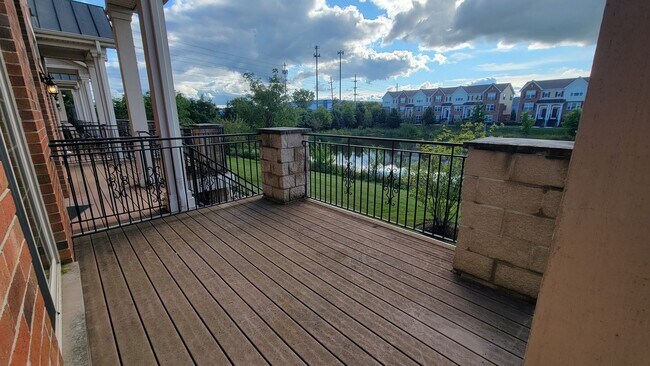 Building Photo - STUNNING LUXURY TOWNHOME 3 BEDROOM, 2 FULL...