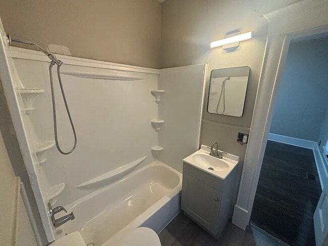 Building Photo - 2 bed 1 bath Home For Rent