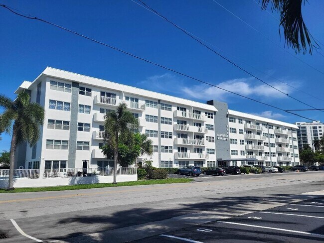 Building Photo - 550 Bayshore Dr
