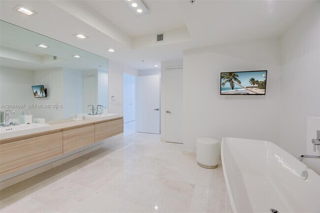 Building Photo - 17111 Biscayne Blvd